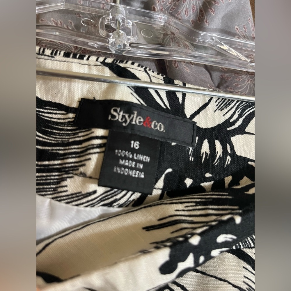 Style and company 100% linen, black and white a line plated skirt Sz 16 woman - Picture 5 of 5